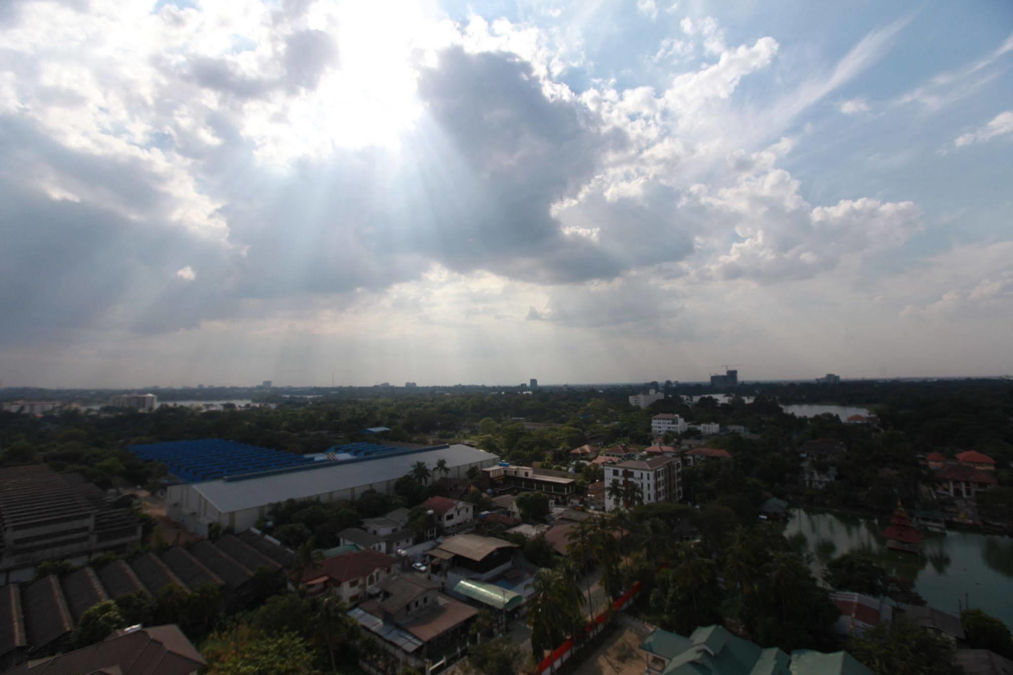Super Hotel Yangon Esterno foto