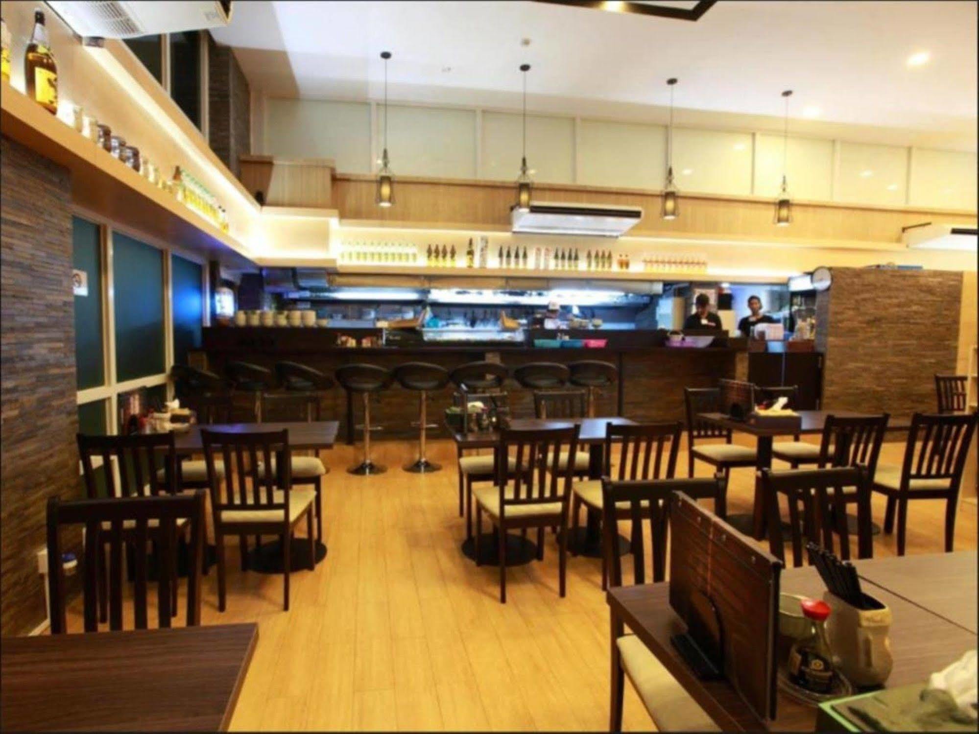 Super Hotel Yangon Esterno foto